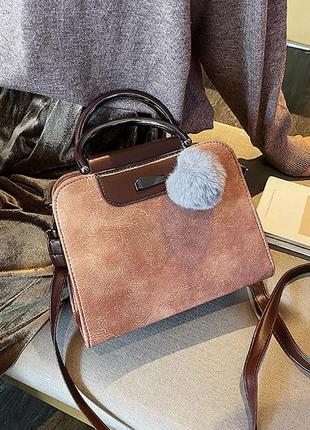 Женская мини сумка с меховым брелком9 фото