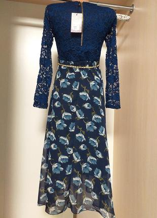 Платье миди с воздушной юбкой в цветочный принт и гипюром с золотым поясом цепочкой6 фото