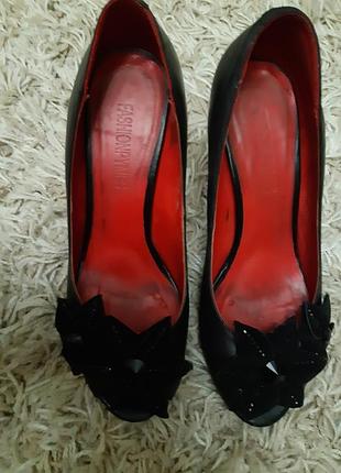 Шкіряні босоніжки