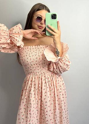 Трендовое муслиновое платье, хит сезона, стильное легкое платье миди, платье принт с объемными рукавами, платье с разрезом, жатка