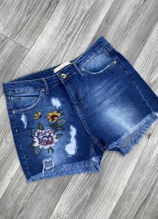 Джинсовые шорты с цветочной вышивкой