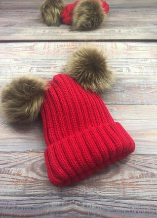 Шапка з помпонами