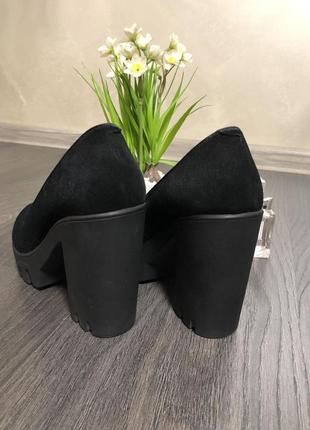 Чёрные замшевые туфли на устойчивом каблуке3 фото