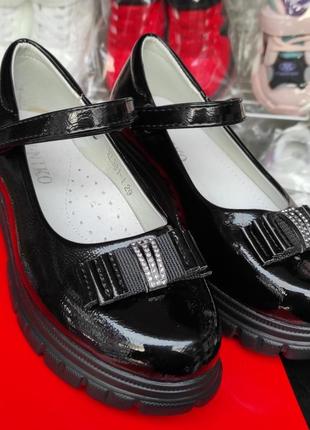 Туфли черные лаковые для девочки школьные3 фото