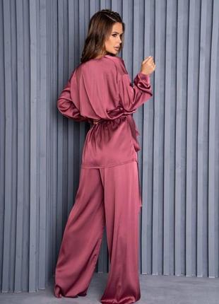 Шелковый темно-розовый костюм в пижамном стиле3 фото