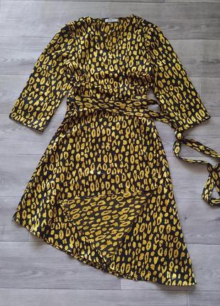 Черно-желтое асимметричное платье на запах