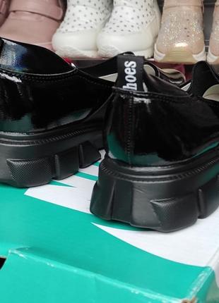 Черные лаковые модные туфли  на платформе для девочки школьные5 фото