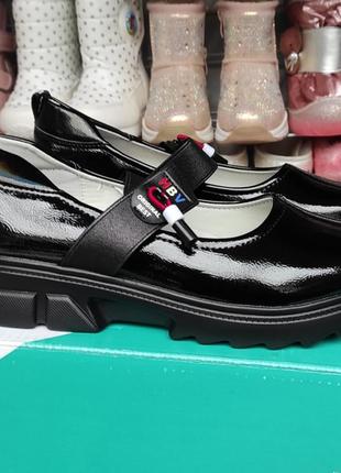 Черные лаковые модные туфли  на платформе для девочки школьные8 фото