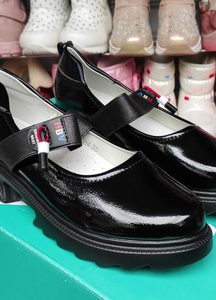 Черные лаковые модные туфли  на платформе для девочки школьные7 фото