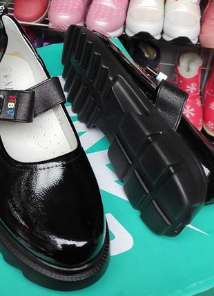 Черные лаковые модные туфли  на платформе для девочки школьные4 фото