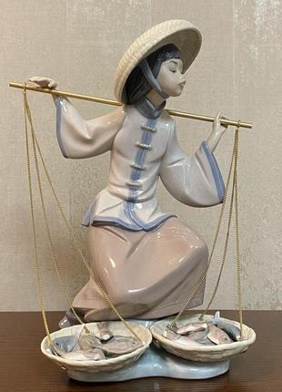 Фарфоровая статуэтка lladro «продавщица рыбы».