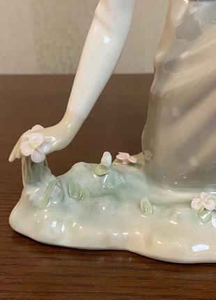 Порцелянова статуетка lladro «дівчина, що збирає квіти».7 фото