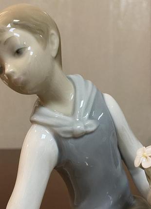 Порцелянова статуетка lladro «дівчина, що збирає квіти».5 фото