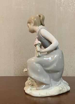 Порцелянова статуетка lladro «дівчина, що збирає квіти».3 фото