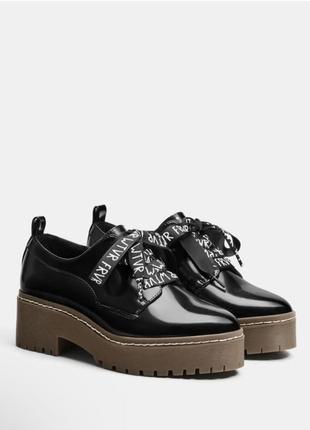 Туфлі лакові bershka