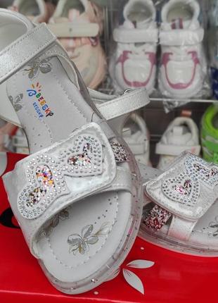 Детские босоножки сандалии для девочки с пяткой перламутровые, сердечки4 фото