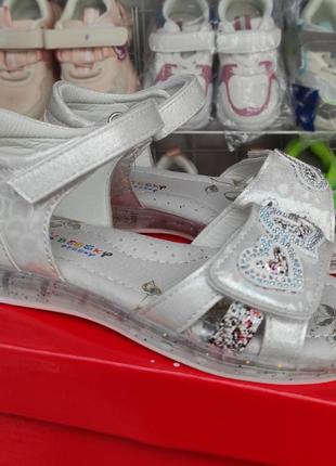 Детские босоножки сандалии для девочки с пяткой перламутровые, сердечки3 фото