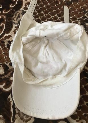 Белая кепка с вышивкой из паетки2 фото