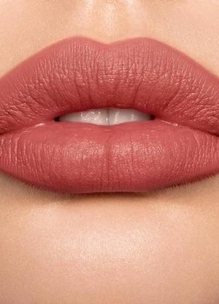 Помада для губ charlotte tilbury matte revolution lipstick в оттенке mrs kisses, 3.5 гр.2 фото