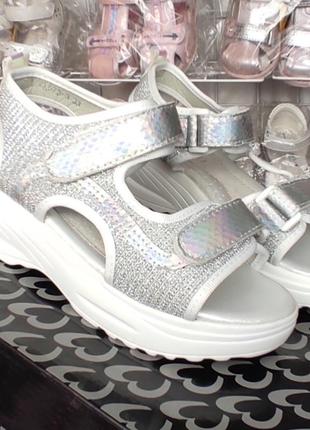 Детские босоножки сандалии для девочки белые серебро  на платформе модные4 фото