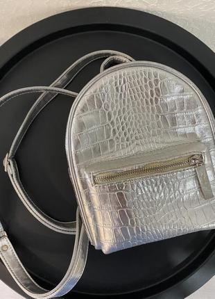 Серебряный металлизированный мини-рюкзак yana belyaeva