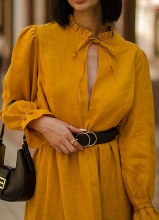 Медово-горчичное платье макси с завязкой на шее и декольте с длинным рукавом-фонариком из льна3 фото