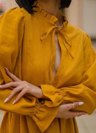 Медово-горчичное платье макси с завязкой на шее и декольте с длинным рукавом-фонариком из льна7 фото