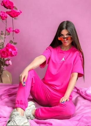 Жіночий спортивний костюм футболка та штани nike air jordan рожевого кольору
