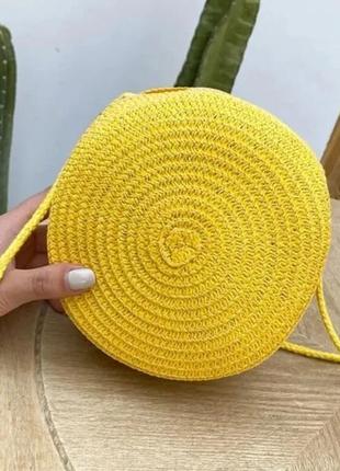 Яркая желтая круглая летняя женская сумка сумочка через плечо из соломы под ротанг