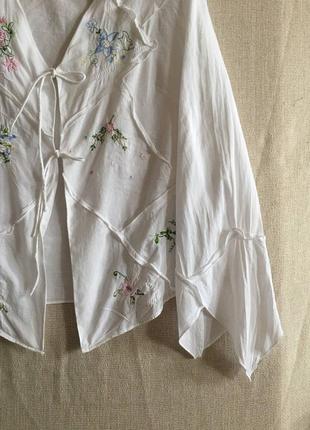 Батистовая белая блуза с вышивкой жакетного типа на завязках5 фото