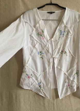 Батистовая белая блуза с вышивкой жакетного типа на завязках4 фото