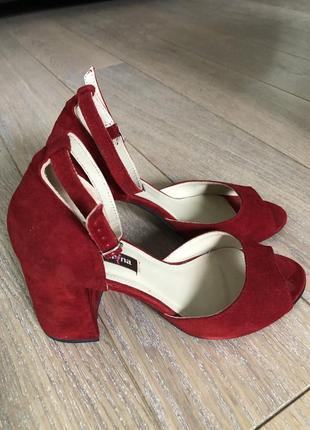 Туфли насыщенного красного цвета