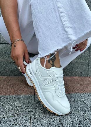 Легкі комфортні базові кросівки