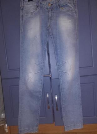 Чоловічі джинси з потертостями.27