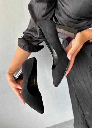 Черные замшевые классические туфли лодочки на высоком толстом каблуке с острым носом9 фото