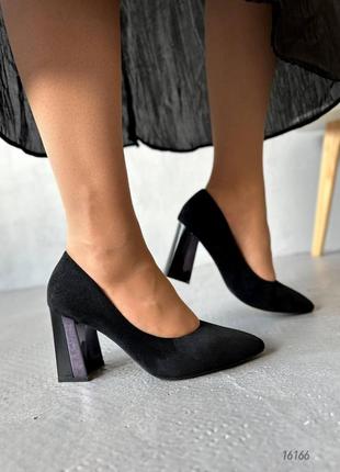 Чорні замшеві класичні туфлі човники на високих товстих підборах з гострим носом