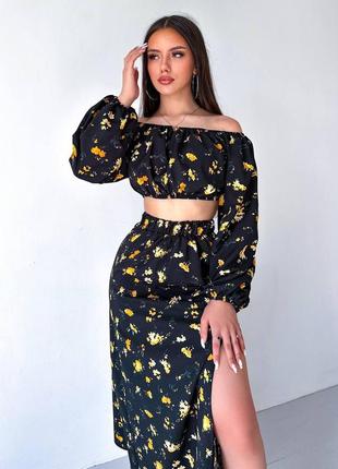 Трендовий костюм топ з відкритими плечима довгі об'ємні рукава довга спідниця з розрізом комплект на резинках квітковий принт чорний білий