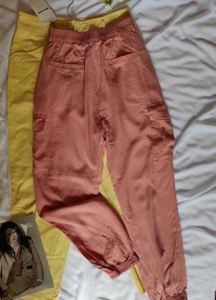 Легкие брюки джоггеры розовые спортивные брюки с карманами низ на манжете6 фото