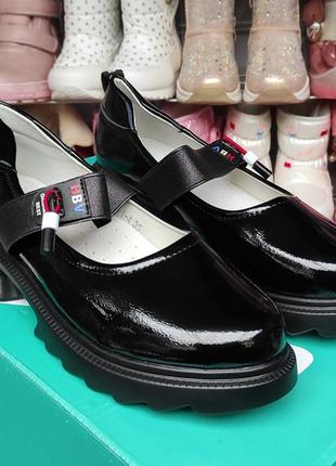Школьные черные туфли лаковые на платформе для девочки3 фото
