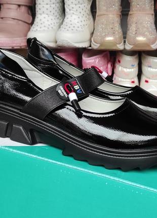 Школьные черные туфли лаковые на платформе для девочки7 фото