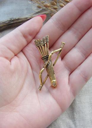 Незвичайна золотиста брошка у вигляді лука і стріл прикраса для лучниці колір античне золото бронза2 фото