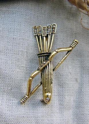 Незвичайна золотиста брошка у вигляді лука і стріл прикраса для лучниці колір античне золото бронза4 фото