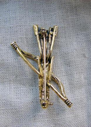 Незвичайна золотиста брошка у вигляді лука і стріл прикраса для лучниці колір античне золото бронза5 фото