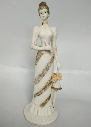 Винтажная статуэтка дама с зонтиком