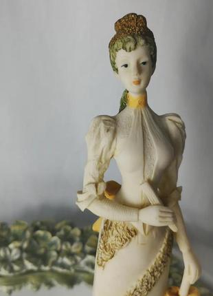 Винтажная статуэтка дама с зонтиком