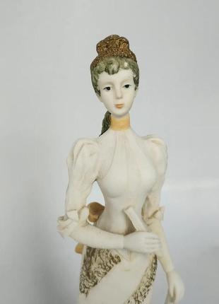 Винтажная статуэтка дама с зонтиком