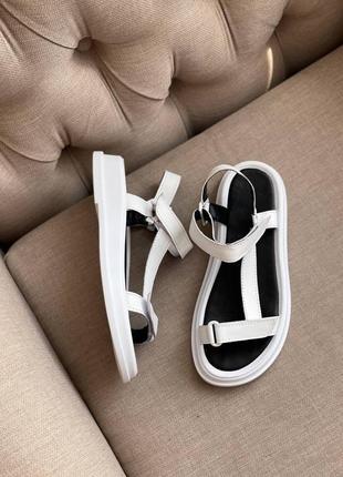 Білі шкіряні жіночі босоніжки-сандалі на липучках4 фото