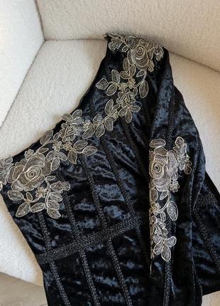 Бархатное черное платье с декором
