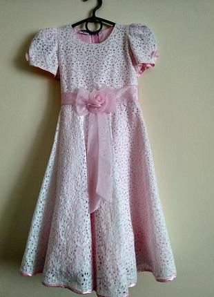 Гипъюровое праздничное платье на атласной подкладке.