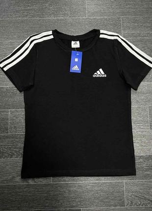 Футболка adidas.